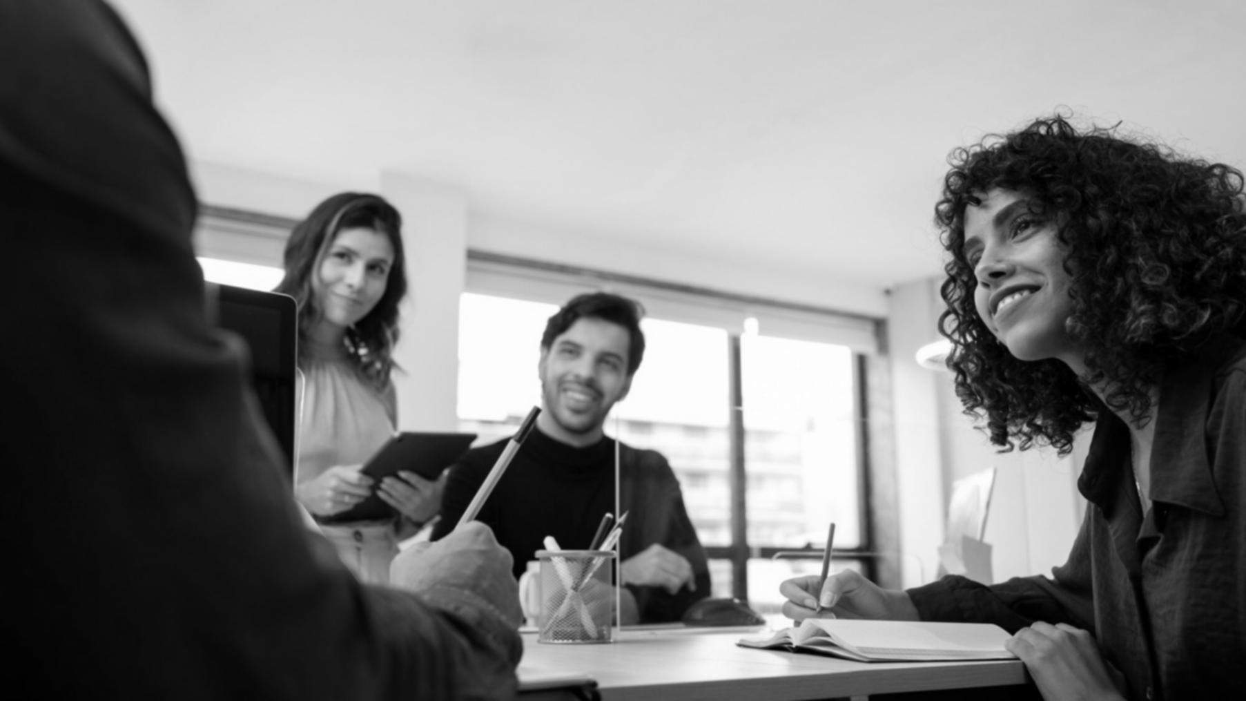 Analyse des données financières en cours sur écrans multiples