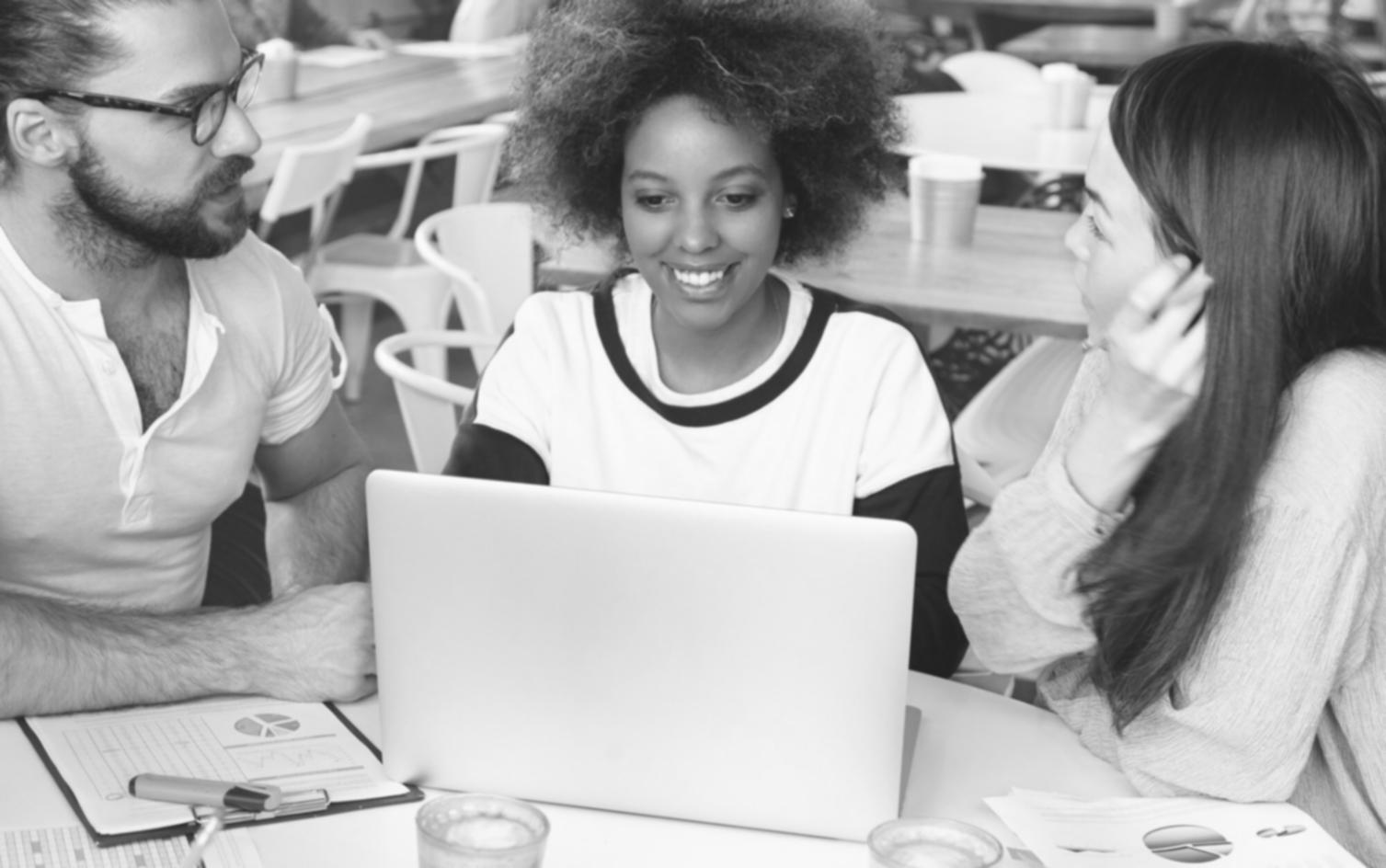 Équipe xyloravieo en réunion d'analyse des tendances de marché